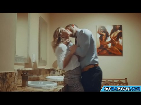 ❤️ Том биетэй шаргал үст таныг нийтийн бие засах газар уруу татах үед Секс видео манайд ﹏